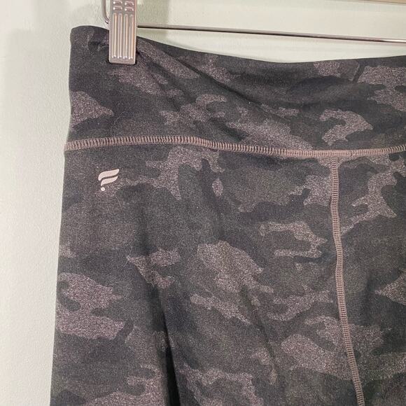 Fabletics Women's Green Camo Mid Rise Cropped Leggings - Picture 4 of 6